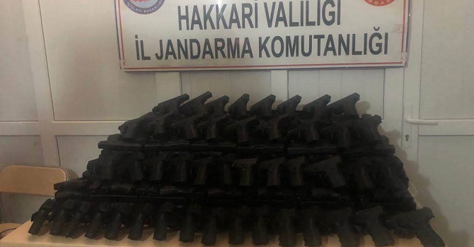 Hakkari'de kaçak sigara, tabanca ve takı çeşitleri ele geçirildi