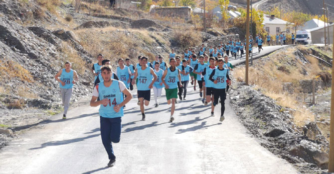 Hakkari'de 250 öğrenci birincilik için yarıştı