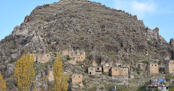 Çukurca'da 400 yıllık kale evler butik otele dönüşüyor