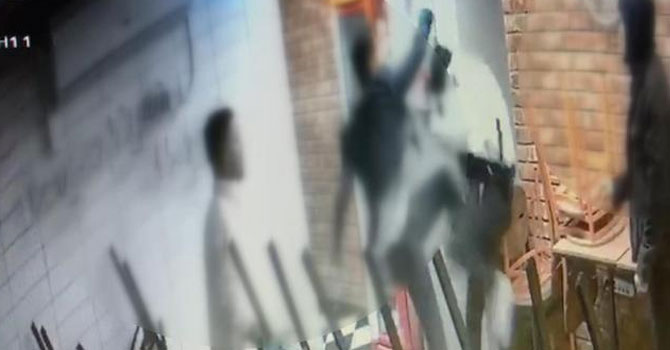 Restoranda öğrencileri soyup darp eden polis tutuklandı