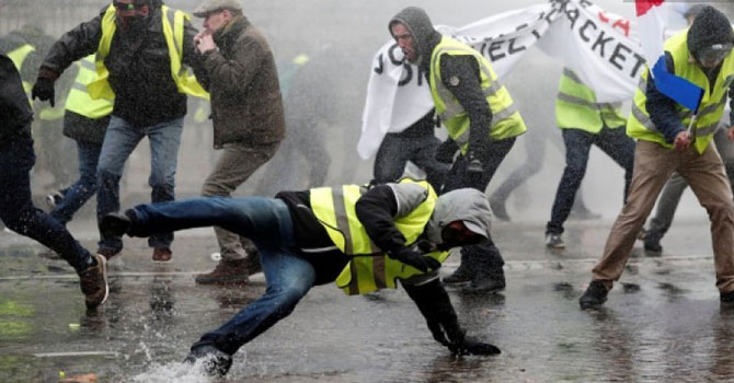 Sarı yelekliler kazandı: Fransa zamları askıya aldı