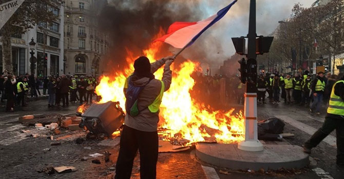 Sarı Yelekliler: 'Fransız Baharı' mı 'faşizmin ayak sesleri' mi?