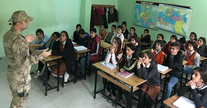 Jandarma, Çukurca'da Öğrenci ve Sürücülere Trafik Eğitimi verdi