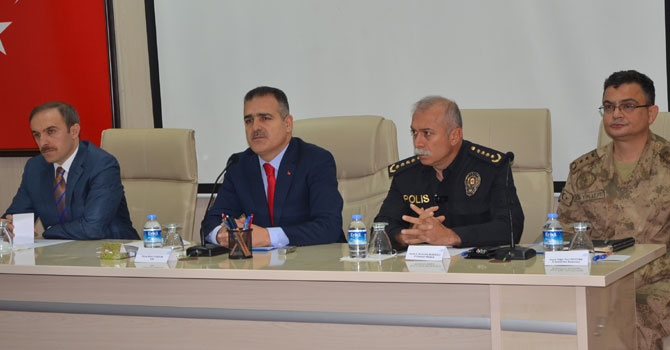 Vali Akbıyık, kurum müdürleri ve muhtarlarla bir araya geldi