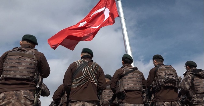 Hakkari 'Kaletepe'ye dev Türk bayrağı asıldı