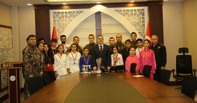 Başarlı sporculardan Vali Akbıyık'a ziyaret