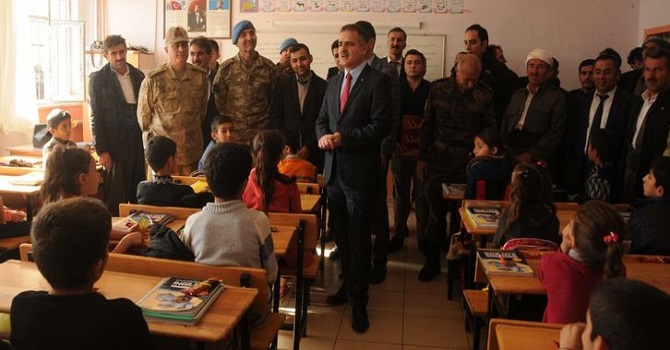 Hakkari Valisi Akbıyık, Yeni İlçe Olan Derecik'i Ziyaret Etti