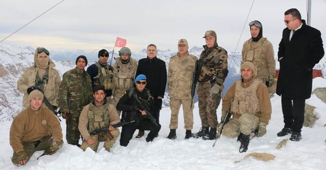 Vali Akbıyık, üs bölgesinde askerleri ziyaret etti