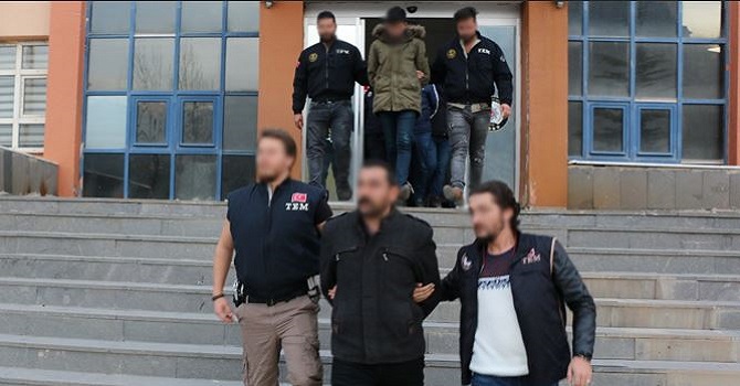 Hakkari'de ev baskınları: 13 gözaltı