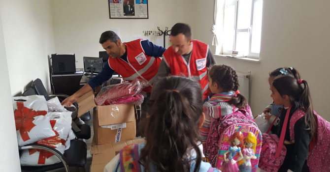 Hakkari Kızılayı'ndan öğrencilere giyim yardımı