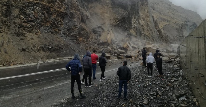 Hakkari-Van karayolu ulaşıma kapandı