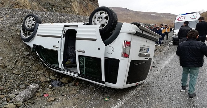 Hakkari-Van karayolunda trafik kazası: 5 Yaralı