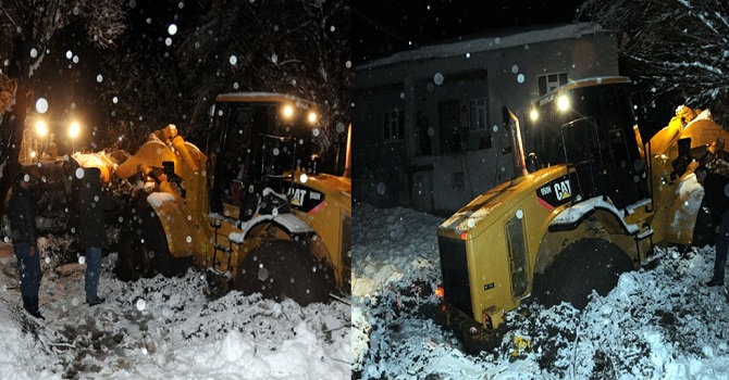 Yüksekova'da Köy Yolunu Açan İş Makinesi Çamura Saplandı