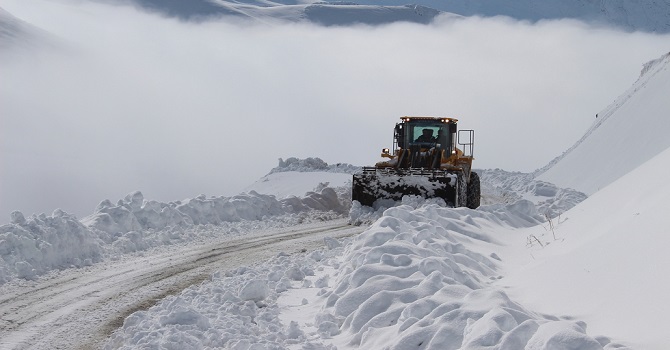 Hakkari'de Karla Kapanan Köy Yolları Açılmaya Çalışıyor