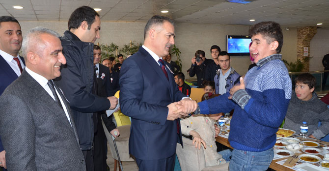 Vali Akbıyık, engelli çocuklarla kahvaltı yaptı