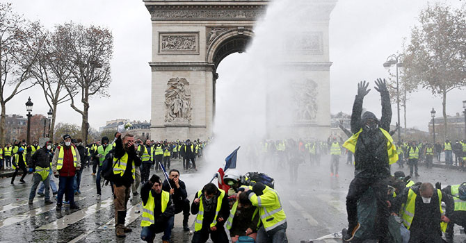 Macron'dan 'Sarı Yelekliler'le görüşün talimati