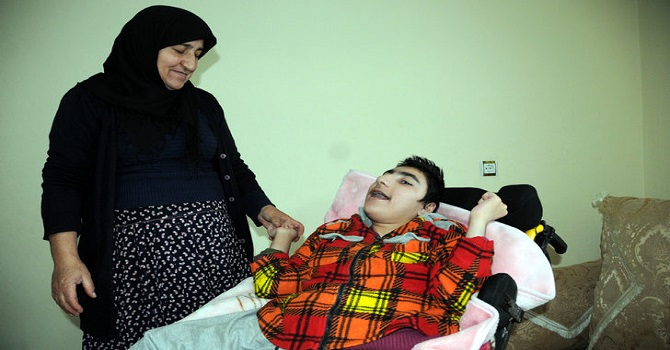 Yüksekova'da 32 Yıldır Bedensel ve Zihinsel Engelli Çocuklarına Bakıyor
