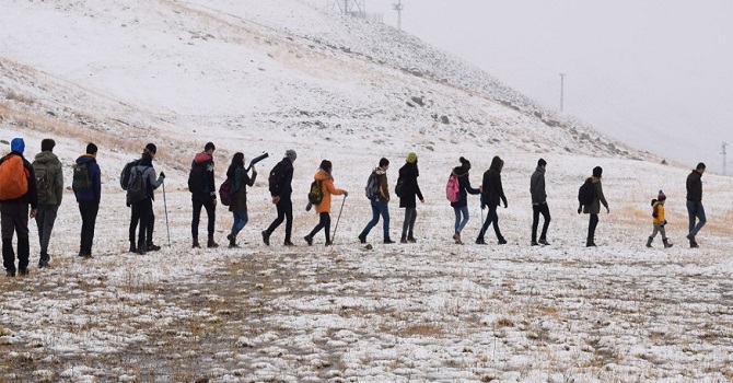 Lise Öğrenciler Karlı Yaylalarda Doğa Yürüyüşü Yaptı