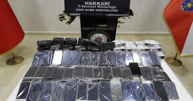 Hakkari'de kaçak sigara, akaryakıt, ve cep telefonu ele geçirildi