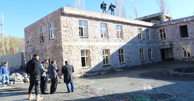 Çukurca'da iki katlı taş bina inşa edildi