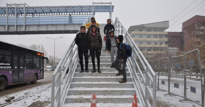 Yüksekovalı Öğrencilerin Üst Geçit Sevinci