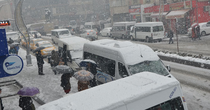 Hakkari'de kar yağışı etkili oluyor VİDEO