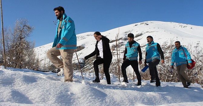 Hakkari'nin karlı yollarında yürüyerek hastalara ulaşıyor VİDEO