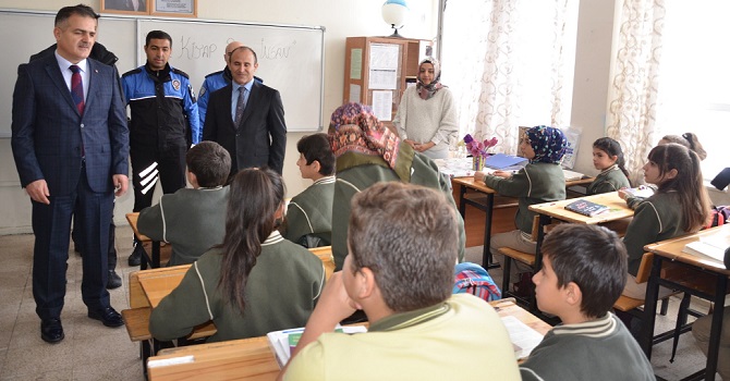 Hakkari’de “Bir kitap, bir insan” kampanyası başlatıldı