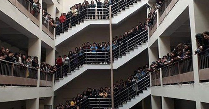 Tacizi protesto ettiler uzaklaştırma cezası aldılar