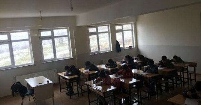 Şemdinli'de öğretmensiz ve gözetmensiz sınav uygulaması