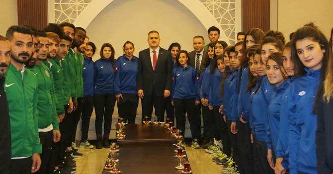 Yüksekovalı sporculardan Vali Akbıyık'a ziyaret