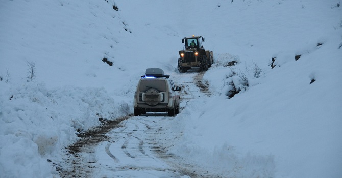 Yüksekova'da Mahsur Kalan Hastanın Yardımına Ekipler Yetişti