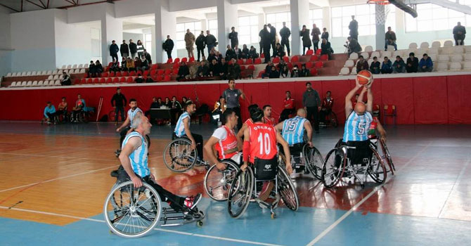 Vali Akbıyık, engellilerin maçını izledi!