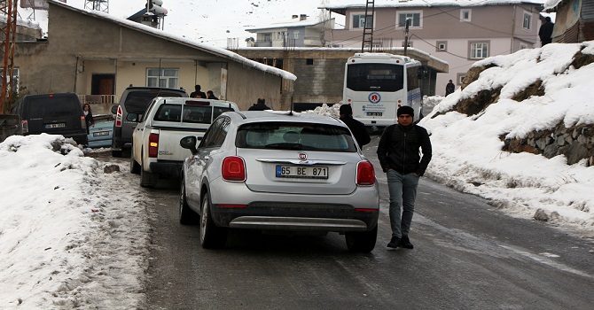 Hakkari'de Yollar buz pistine döndü