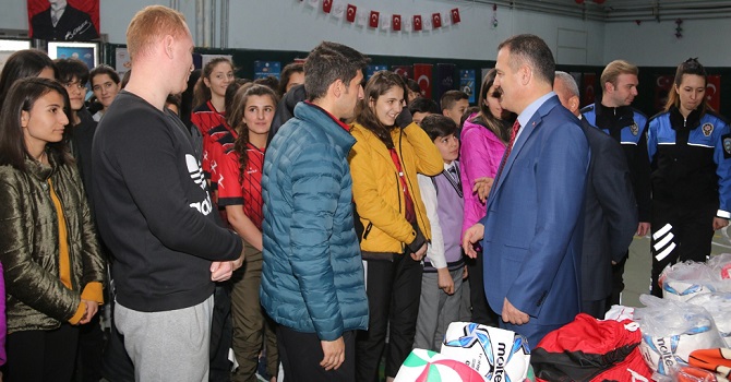 Hakkari'deki Öğrencilere spor malzemesi