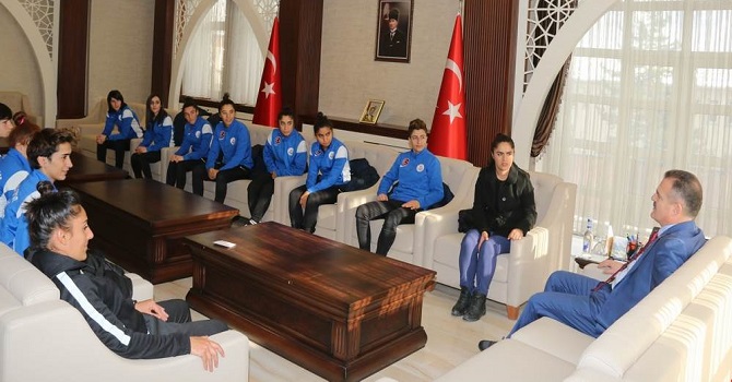 Kadın futbol takımı oyuncularından Vali Akbıyıka ziyaret