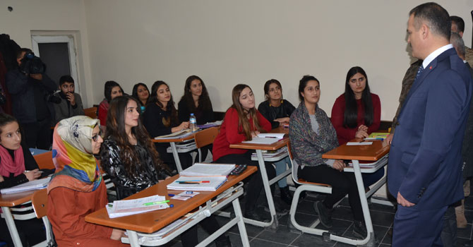 Vali Akbıyık'tan, üniversite adaylarına ziyaret