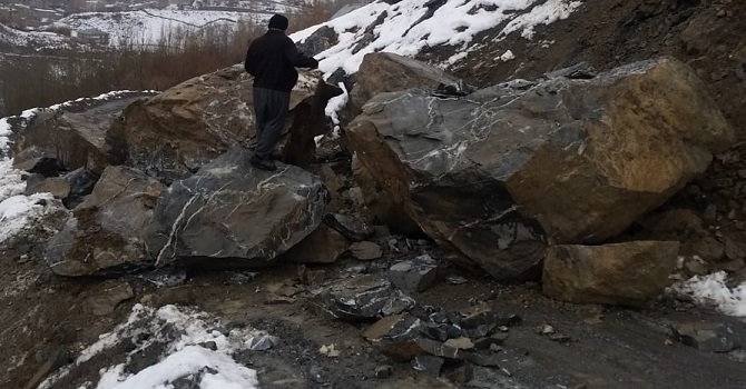 Hakkari'de Dev kayalar yolları kapattı