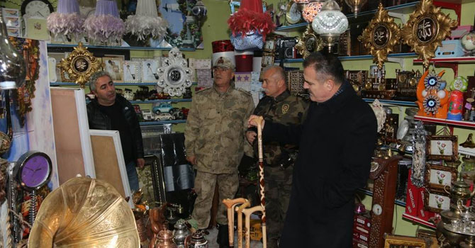 Vali Akbıyık Hakkari'de esnafı ziyaret etti!