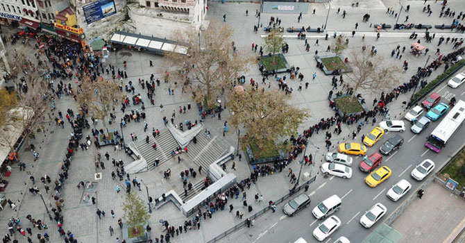 Bugün de aynı manzara! Kuyruk yüzlerce metreye ulaştı