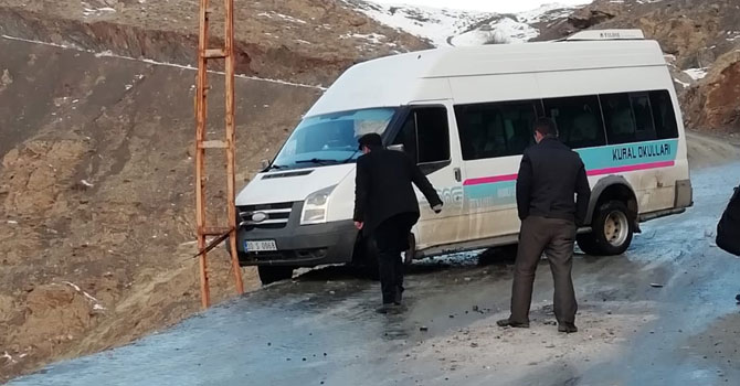 Hakkari’de faciadan dönüldü: Servis aracı elektrik direğine çarparak durdu