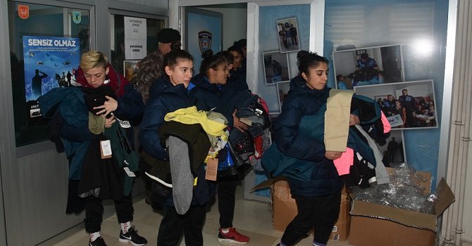 Hakkari Emniyeti kadın sporcuları giydirdi