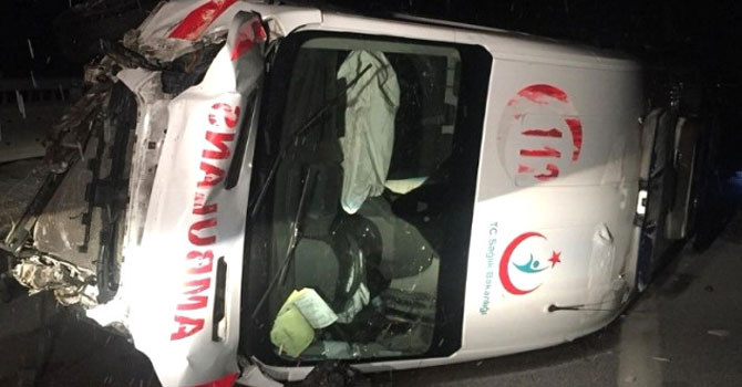 Hasta taşıyan ambulansla  ticari araç çarpıştı: 10 Yaralı