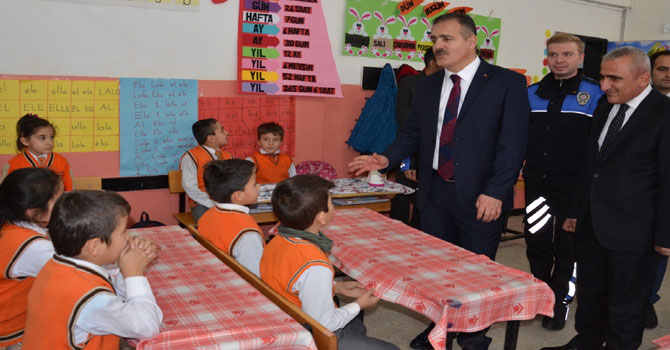 Hakkari'de öğrencilere ayakkabı ve kırtasiye yardımı