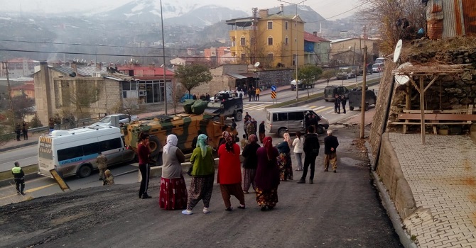 Hakkari'de askeri araç minibüse çarptı