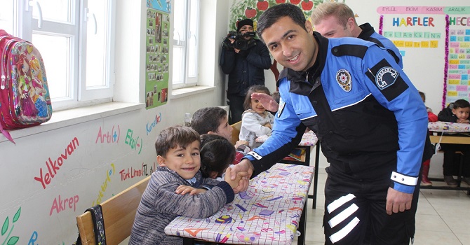 Hakkari emniyetinden Köy okullarına destek