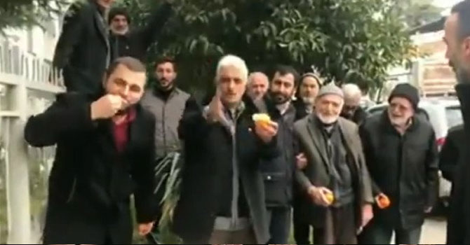 Fatih Portakal'ı portakal yiyerek protesto ettiler