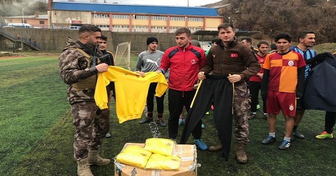 Şemdinli Gücü Takımına spor malzemesi