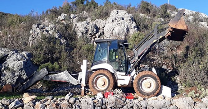 Çaldığı kepçeyi boyayarak sahibine satmaya çalıştı