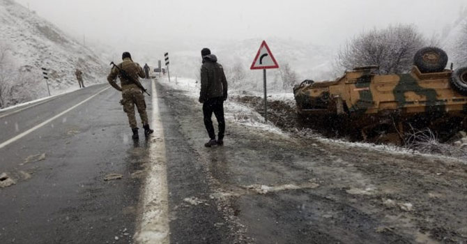 Hakkari'de askeri araç devrildi: 2 yaralı